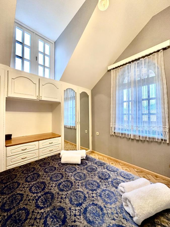 Hotel Embassy Tbilisi Esterno foto