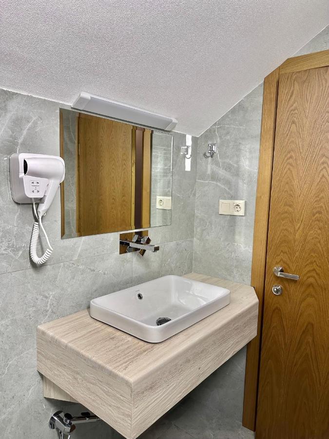 Hotel Embassy Tbilisi Esterno foto