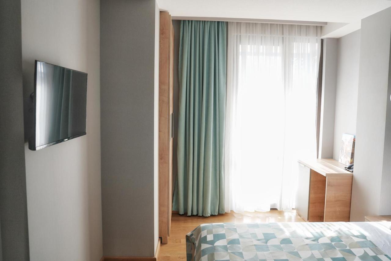 Hotel Embassy Tbilisi Esterno foto