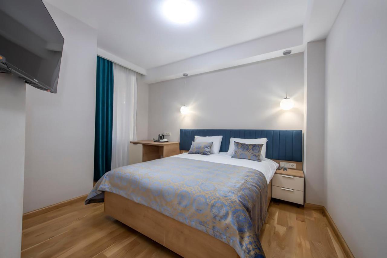 Hotel Embassy Tbilisi Esterno foto